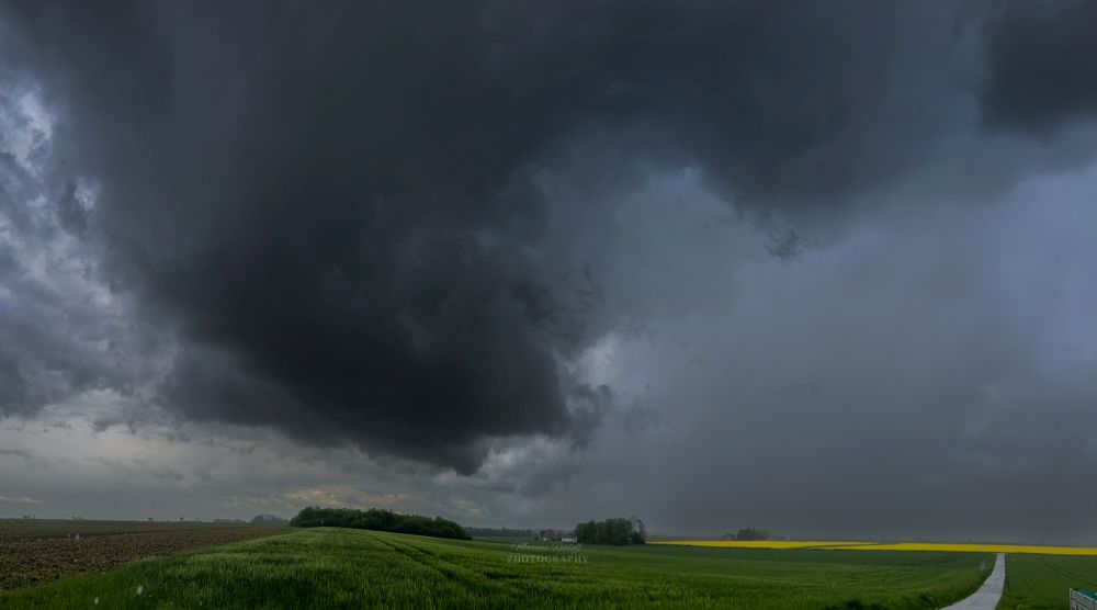 Dieses Bild zeigt das heranziehende Gewitter mit einer sich auflösenden Wallcloud und dem dahinter liegenden Niederschlagskern.