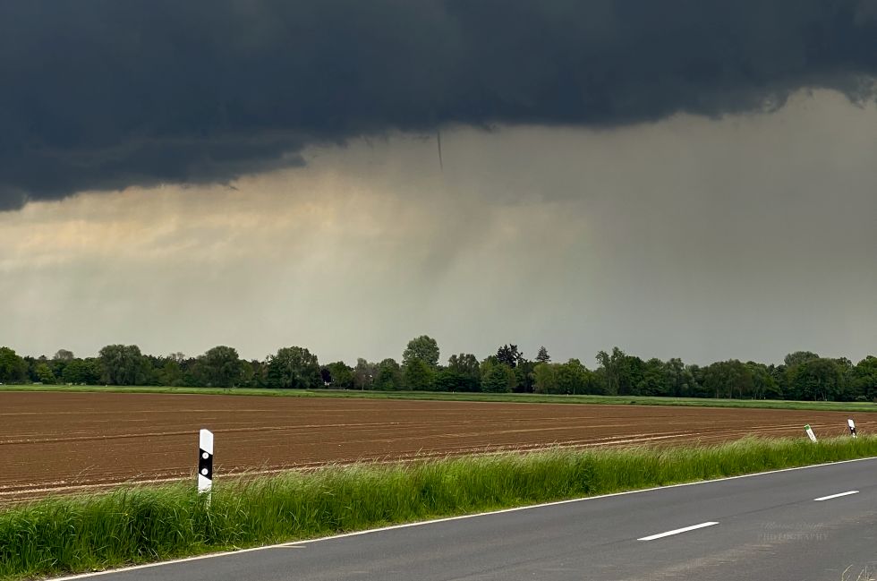 Auf diesem Bild ist eine schmale Funnelcloud über Swisttal-Miel zu sehen.