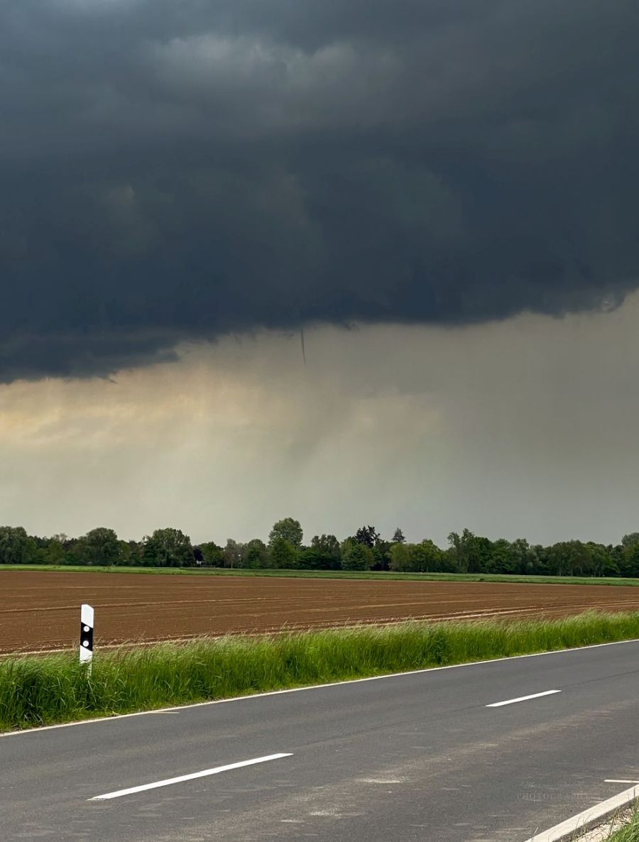 Auf diesem Bild ist eine schmale Funnelcloud über Swisttal-Miel zu sehen.